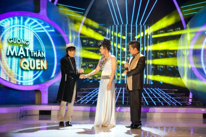 Chí Thiện (giữa) sau màn trình diễn hóa thân thành ca sĩ Phạm Quỳnh Anh và ca khúc Càng xa càng nhớ.